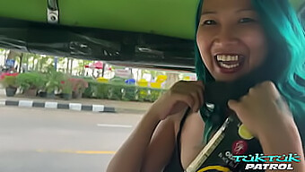 タイの美女が巨根の男に興奮し、野生的なフェラチオをする。