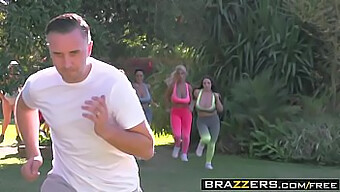 אנג'לה ווייט ואווה אדמס מככבות בסצנה חמה ב-Brazzers Extra